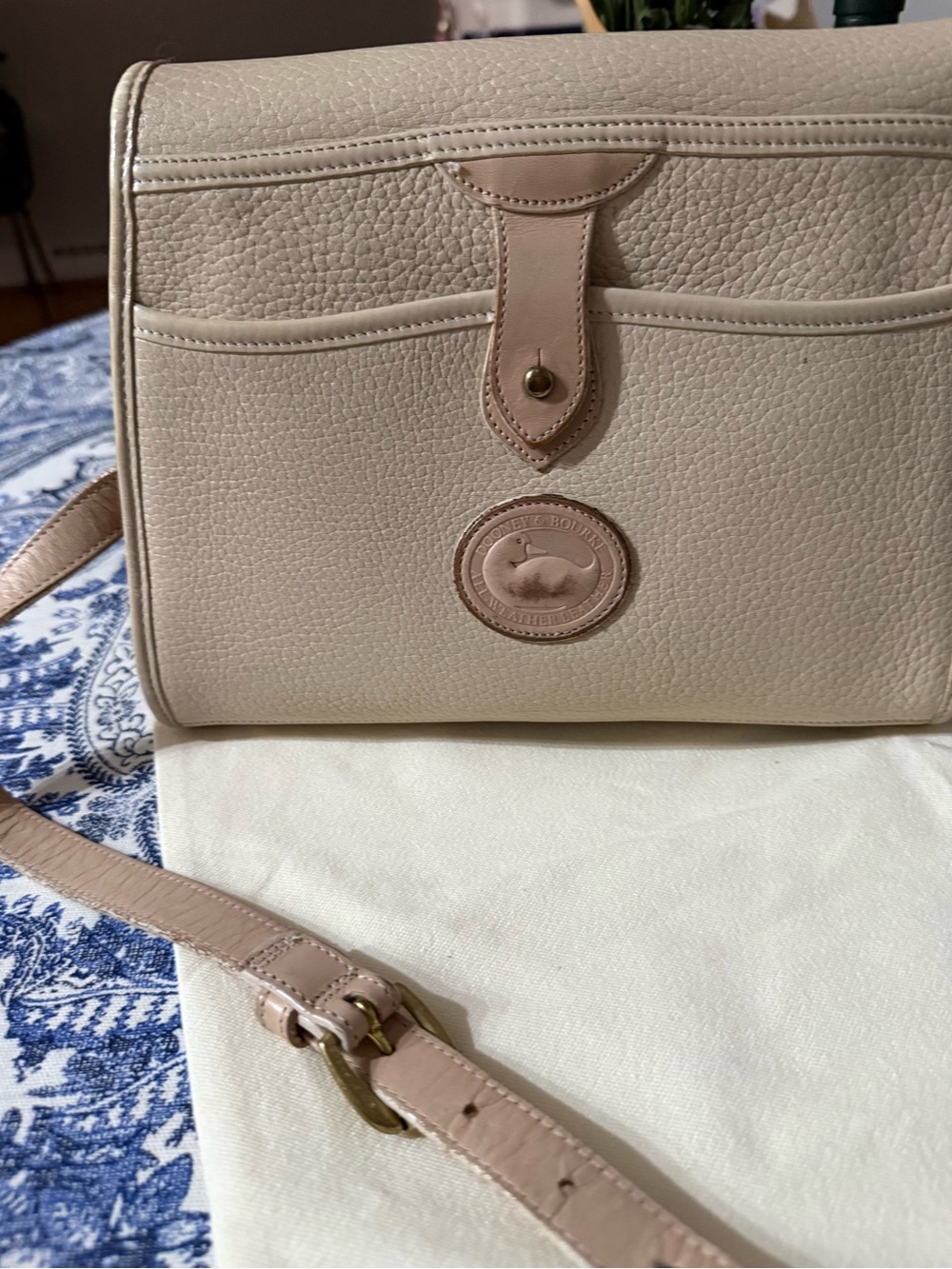 Rare Bone Dooney & Bourke Two-Tone Cream and Blush Leather Shoulder Bag - Picture 7 of 8